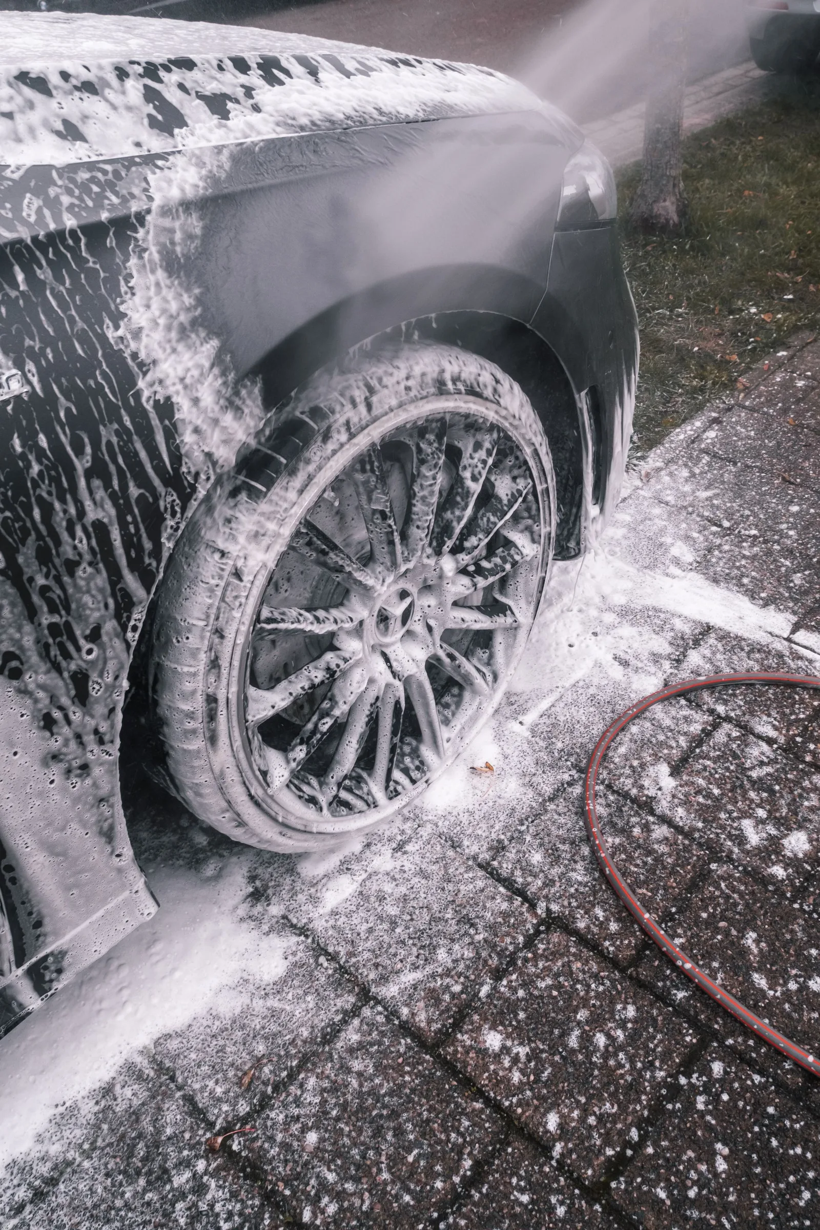 Felge in dichtem Schaum während der Snow-Foam-Vorwäsche
