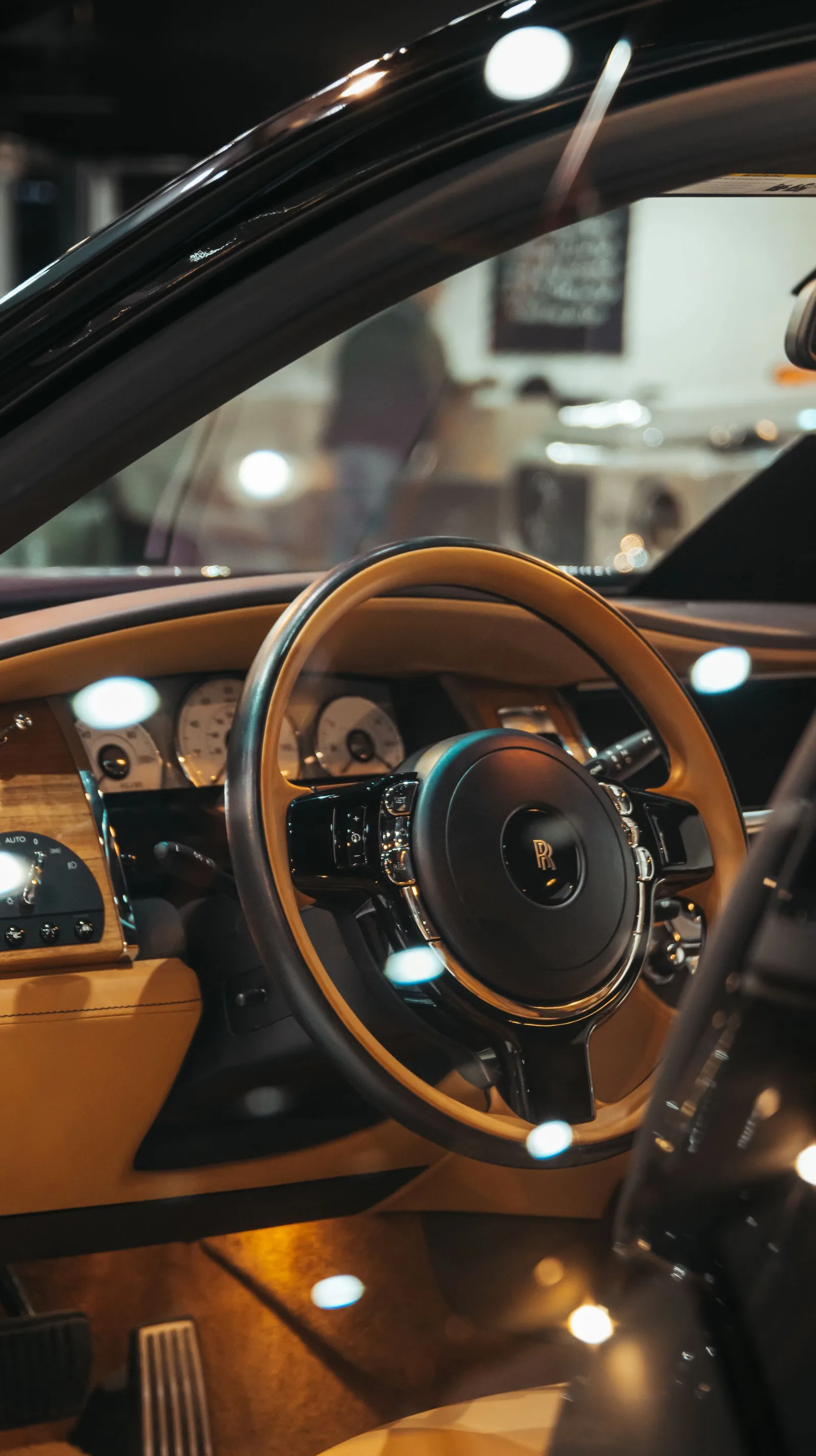 Edles Fahrzeuginterieur mit warmer Ambientebeleuchtung