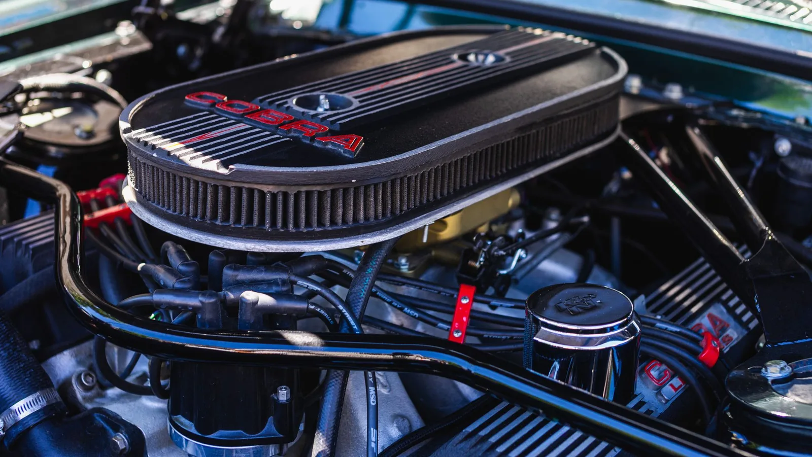 Gepflegter V8-Motorraum in Schwarz mit roten Akzenten